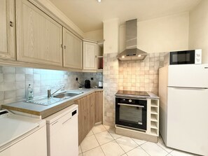 Private kitchen - Vrbo Property (Antibes)