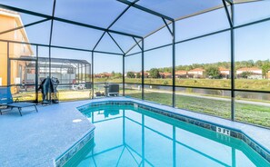 Ein Hallenbad mit freier Aussicht auf die Umgebung durch große Fenster.
