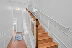 A staircase with wooden steps and white railings, leading to a door at the top. - Vista Cay 3BR Townhome Near Universal & Occc (Orlando)