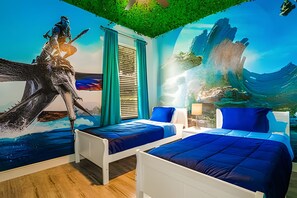 A room with two beds, a large mural of a sea creature, and a green ceiling. - Windsor Hills Luxe 4BR Villa w/ Pool & Game Room (Kissimmee)