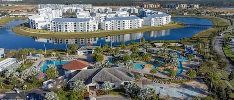 Ein Resort mit mehreren Gebäuden, einem großen zentralen Pool und einem See.
