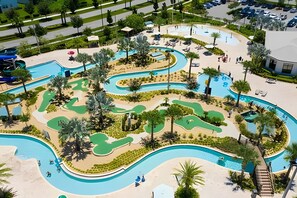 Un complexe hôtelier doté de plusieurs piscines, d’un parcours de golf et d’un parking.