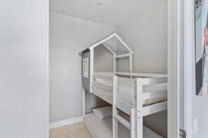 A bunk bed room with a simple design and light-colored walls. - Spacious 3BR Apartment at Vista Cay Resort (Orlando)