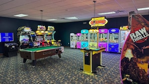 A room with a pool table, claw machines, and arcade games. - 4BR Home w/ Pool at Paradise Palms Near Disney (Kissimmee)
