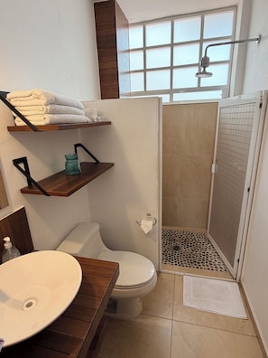 A bathroom with a toilet, sink, shower, and a window. - Beautiful apartment NEAR THE BEACH for 4 people with spectacular views (Zihuatanejo)