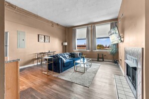 Living area - Downtown Cleveland 1BR | Walk to Playhouse Square (Cleveland)