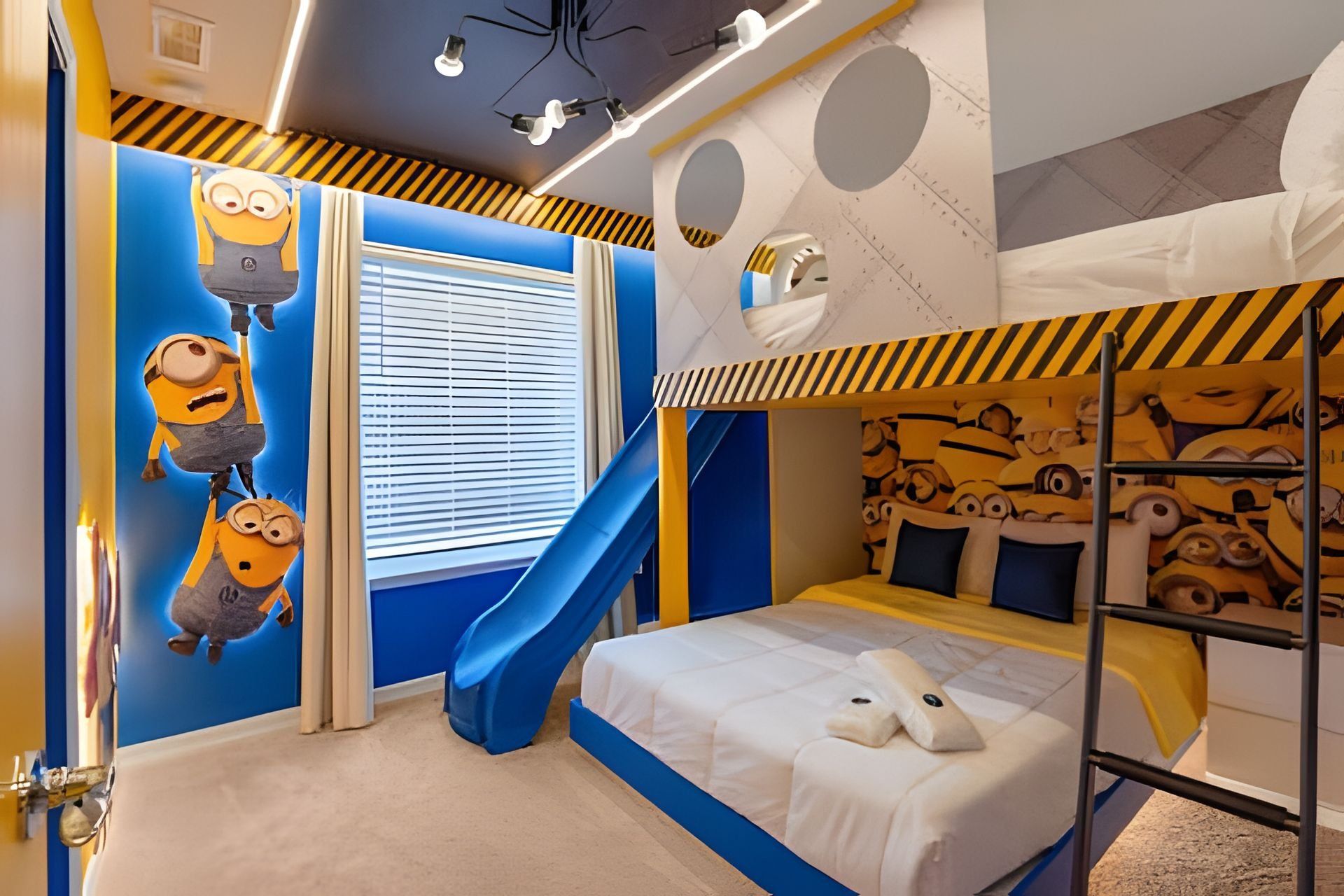 Een kinderkamer met een stapelbed, een glijbaan en Minion-decoraties.