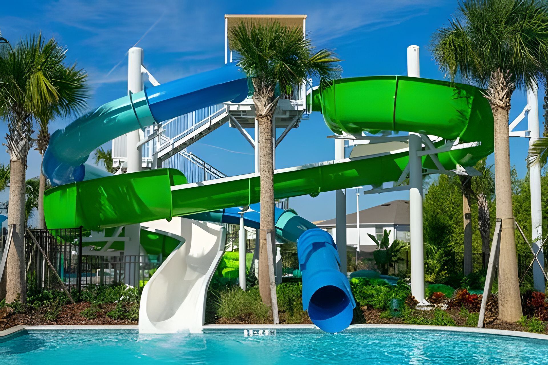En vandpark med flere vandrutsjebaner og en pool.