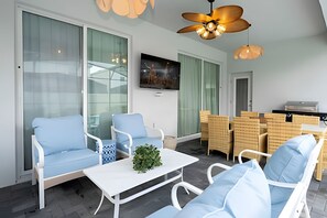 Een moderne woonkamer met een zithoek, een salontafel en een televisie.