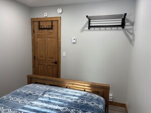 Room - Our cabin in Mulhurst at Pigeon Lake, AB.  Perfect location for a quiet getaway. (Mulhurst)