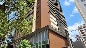 Un edificio moderno con fachada de vidrio y exterior marrón.