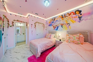 A bedroom with two beds, a large wall mural, and a mirror. - 9-bedroom Mansion in Davenport With Pool and spa (Davenport)