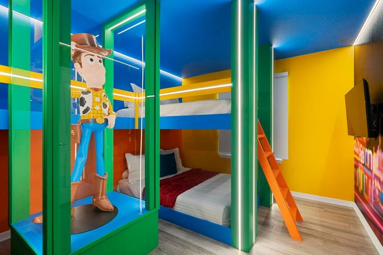 Une chambre colorée avec un lit superposé, une figurine et une échelle.