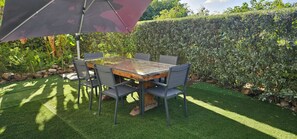 Outdoor dining - Vrbo Property (friar's bay)