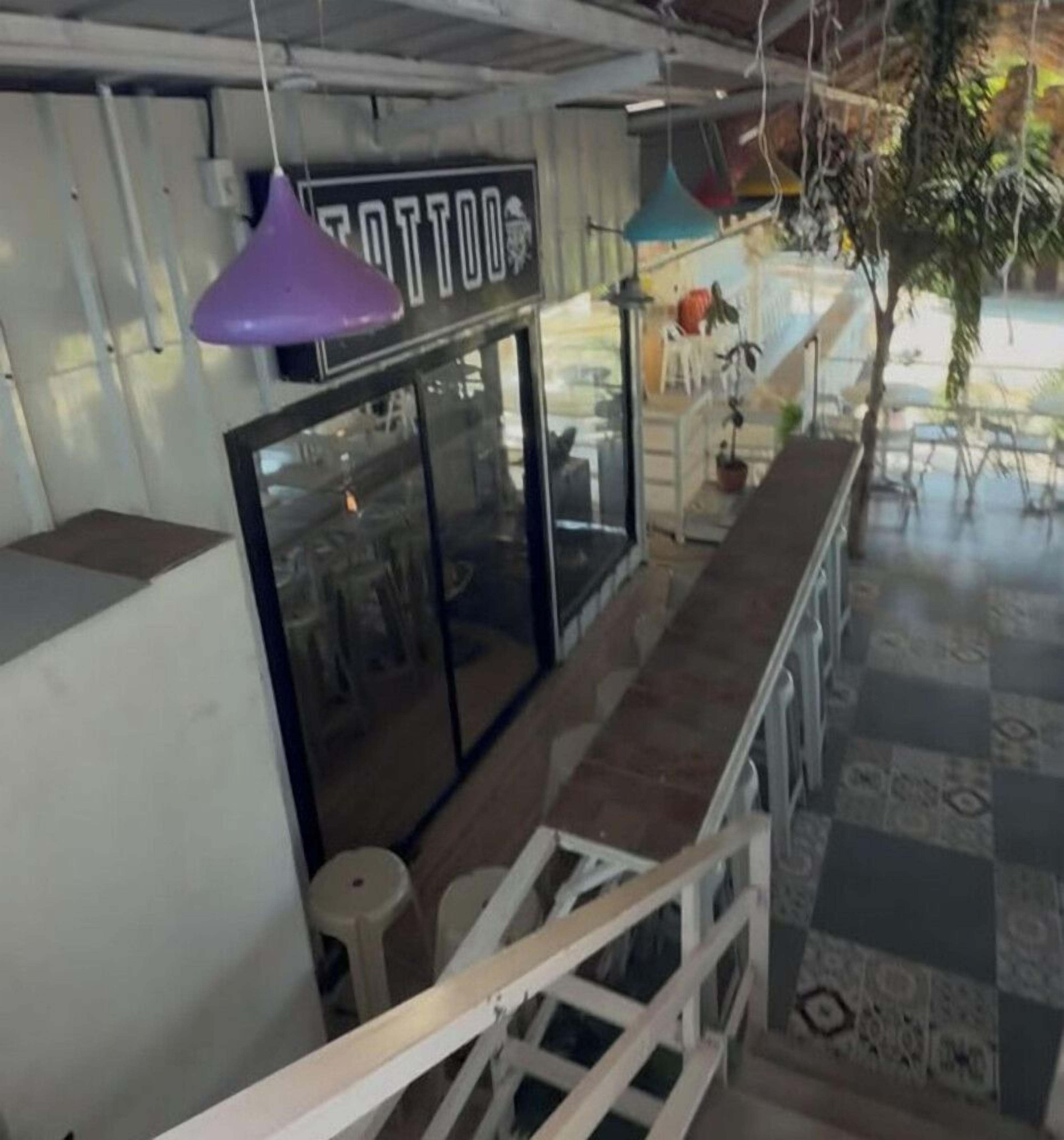 Uma área de bar com balcão e luminárias pendentes.