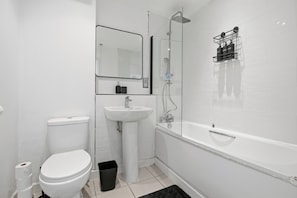 Ein Badezimmer mit Toilette, Waschbecken und Badewanne.