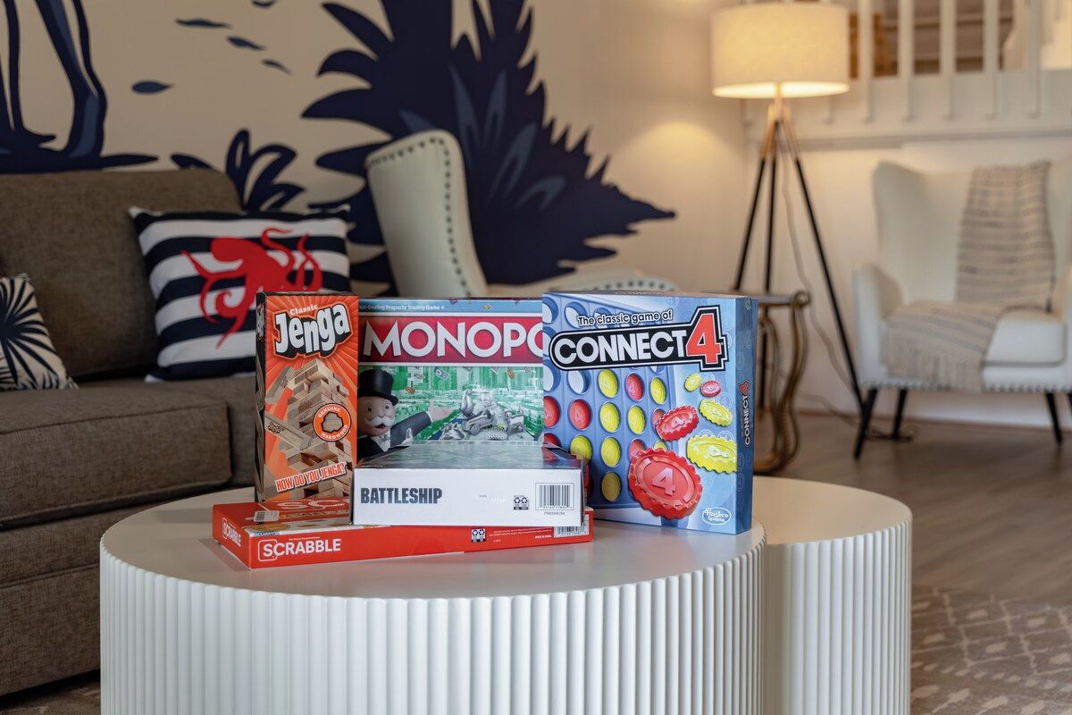 Een zithoek met een ronde salontafel waarop spelletjes liggen.