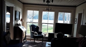 Living area - Charming 4-bedroom Lakefront house near Mt. Abram and Sunday River (Woodstock)