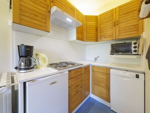 A compact kitchenette with a coffee maker, microwave, stove, and dishwasher. - Studio in resort with elevator - Slope views (Gourette)