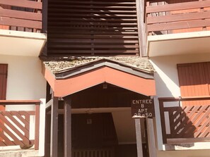Entrada de un edificio con un letrero que indica 'ENTREE BAPT 29.50'.
