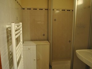 A bathroom with a shower, a toilet, and a sink. - Cozy studio, parking - 2 guests (Valloire)