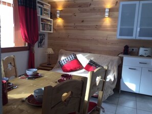 A cozy room with a bed, a small table with a bowl, and a cabinet. - Peaceful apartment with parking - 4 guests (Valloire)