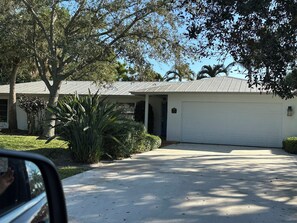 Property grounds - "Coastal Retreat" Spacious & Newly Renovated w/Tropical Heated Pool-Near Beach (Stuart)