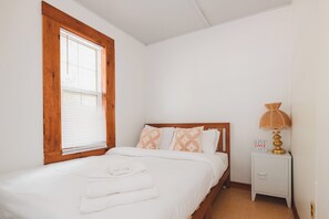 Room - The Driftwood Cottage - Lake Huron Access (Lambton Shores)