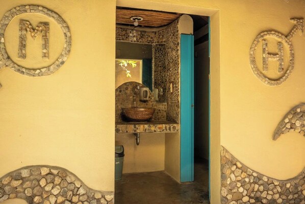 Baño completo con mosaico decorativo - Zicatela Tropical Escape: Private Balcony & Pool (Puerto escondido)