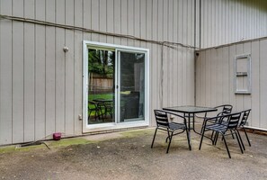 Patio seating - Renovated Duplex Near Trails & UofO, Fenced Yard (Eugene)