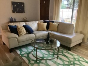 A living room with a sectional sofa, a glass coffee table, and a patterned rug. - 2 Bedroom desirable Ferry Street Bridge ! Casa 15 (Eugene)