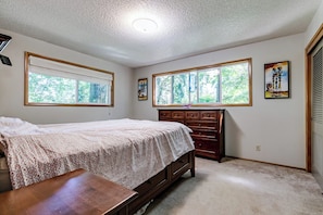 A bedroom with a bed, dresser, and two windows. - Scenic Eugene Home w/ Deck 1mi to UofO (Eugene)