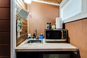 Private kitchen - Central Eugene Studio w/ Smart TV & Parking (Eugene)