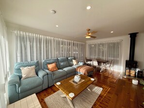 Ein Wohnzimmer mit einer Couch, einem Couchtisch und einem Kamin.
