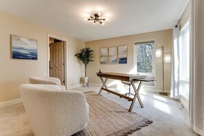 Interior - Luxury Eugene Home w/Gourmet Kitchen & Office (Eugene)