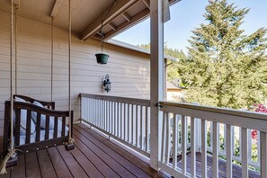 Property grounds - Thurston Hills Retreat: Modern Home w/ Scenic (Springfield)