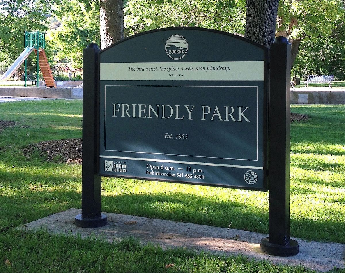 Ein Parkschild mit der Aufschrift 'Friendly Park' und 'Gegründet 1953', das das Gründungsjahr des Parks angibt.