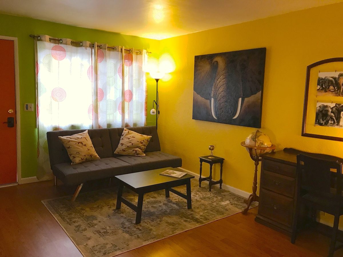 Ein Wohnzimmer mit einer Couch, einem Couchtisch und einer Lampe.