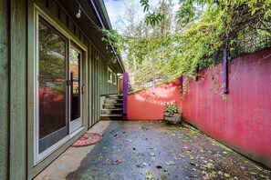 Eugene Vacation Home Back Patio - Mid-Century Modern Retreat Near UO & Hayward Field (Eugene)