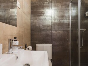 A bathroom with a sink, toilet, and shower. - Ladera Machin Apartment (Toledo)