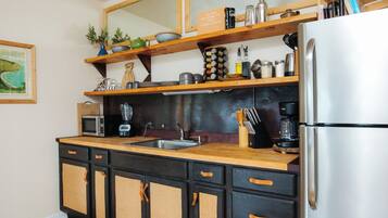 Kitchenette with kitchen basics