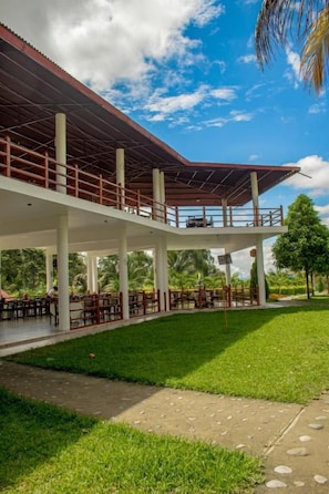 Outdoor dining - GS Hotel (Jaén)