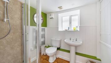Un baño con ducha, inodoro y lavamanos.