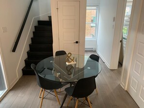 Dining - 2BR • 2 Baths • Rooftop Terrace • Metro • Parking (Montréal)