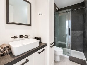 Bathroom - 2BR • 2 Baths • Rooftop Terrace • Metro • Parking (Montréal)
