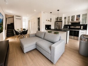 Living area - 2BR • 2 Baths • Rooftop Terrace • Metro • Parking (Montréal)