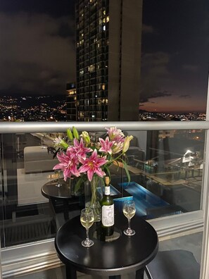 Property grounds - Nunciatura King Bed | Pool + Parking | Ü Tower, San José, Costa Rica. (San José)