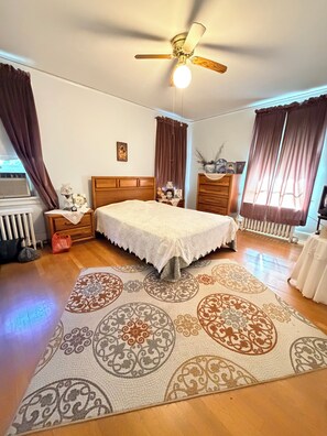 Room - Cozy Home in Serene Orange walking distance to town! (Orange)