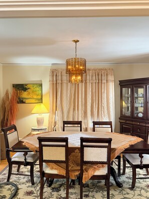 Dining - Cozy Home in Serene Orange walking distance to town! (Orange)