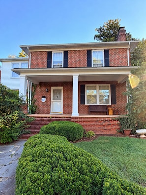 Exterior - Cozy Home in Serene Orange walking distance to town! (Orange)